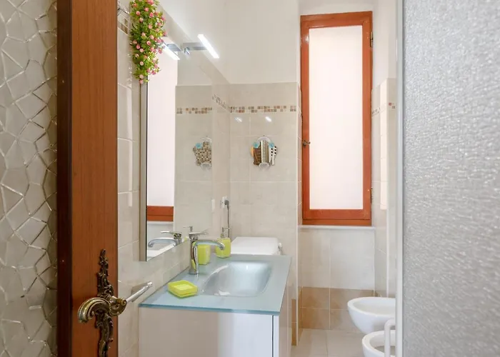 Guesthost - Cadimare Lovely Apartment La Spezia